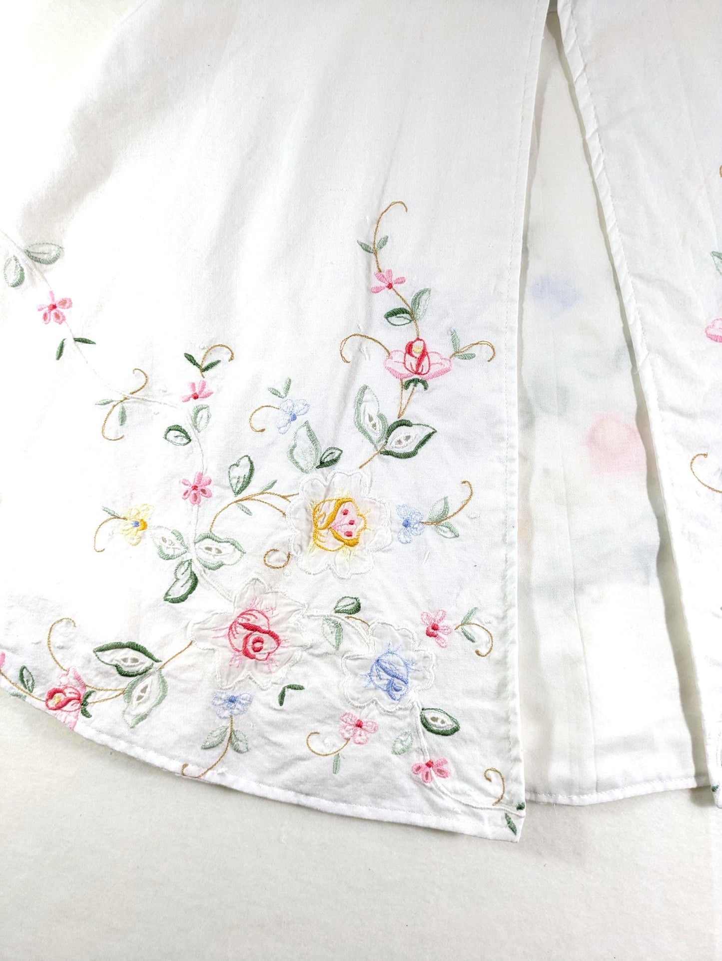 Cape brodée pour filles, cape à capuche en coton à fleurs blanches, cadeau de demoiselle d'honneur, tenue de goûter, élégante et classique, taille S (1-4 ans)