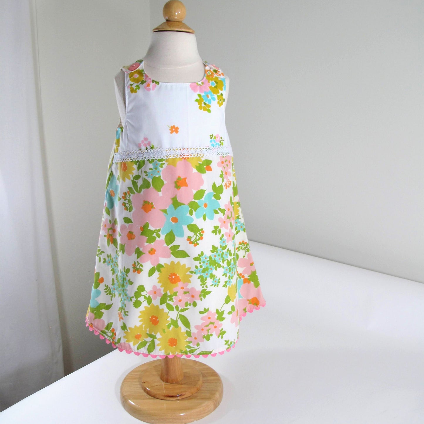 Robe 4T pour petites filles, robe chasuble rétro à rayures florales recyclée à la main de couleur pastel, cadeau pour le 4e anniversaire, tenue pour séance photo, robe d'été pour goûter,