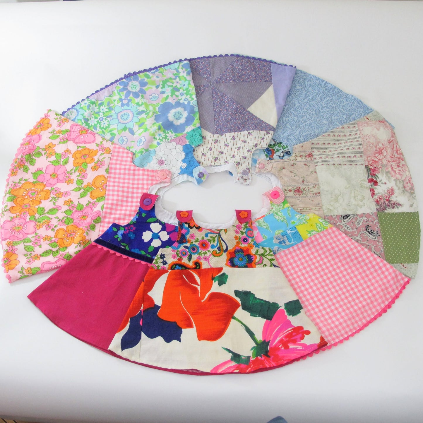 Robe salopette patchwork arc-en-ciel pour filles de 18 mois, robe d'été géométrique faite à la main, tenue de tout-petit pour goûter