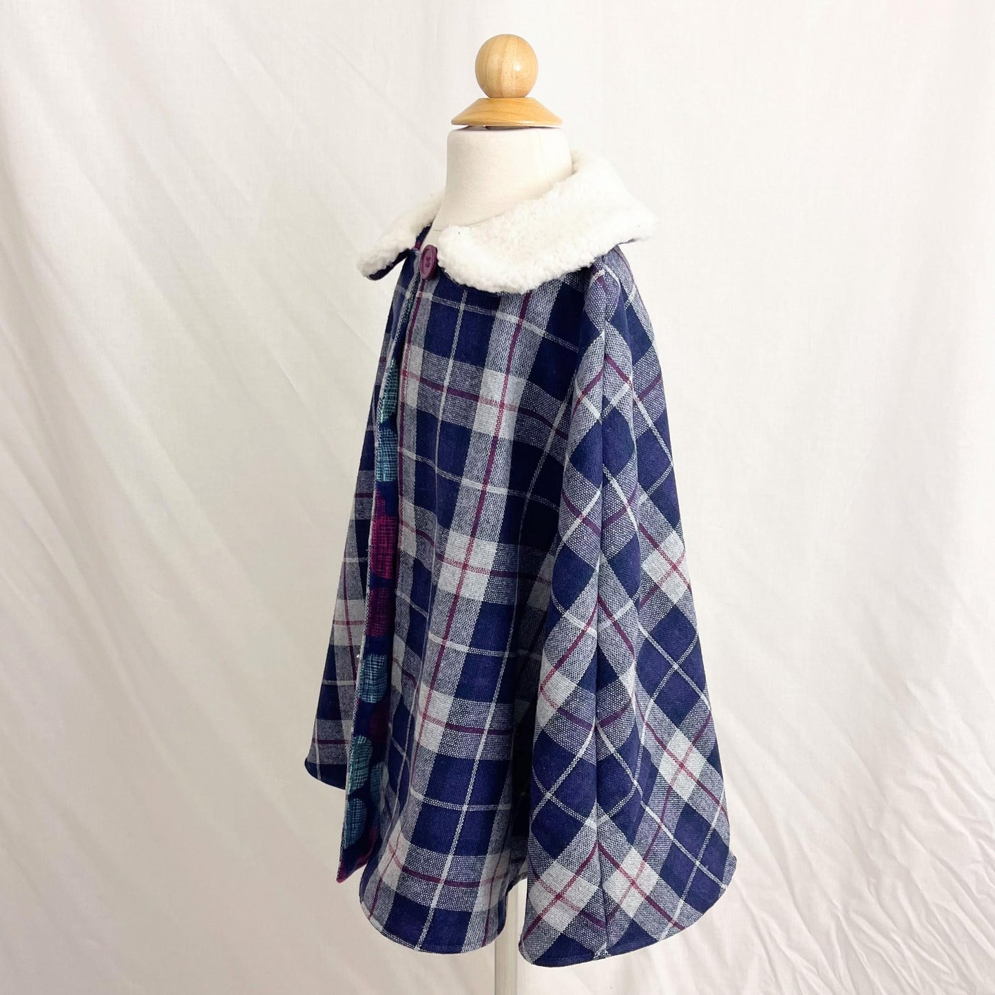 Cape écossaise pour filles, cape doublée en flanelle, col Peter Pan en polaire duveteuse, manteau d'hiver pour enfants, poncho de siège auto taille M (5-8 ans)