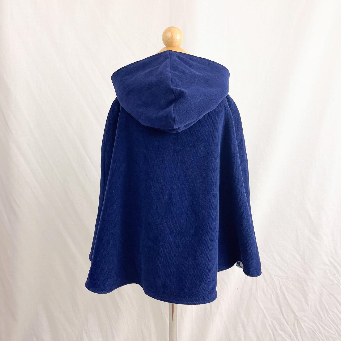 Cape à pois en velours côtelé bleu marine pour bébés garçons et filles, poncho à capuche pour siège auto, vêtement pour bras cassé, taille S 1-4 ans