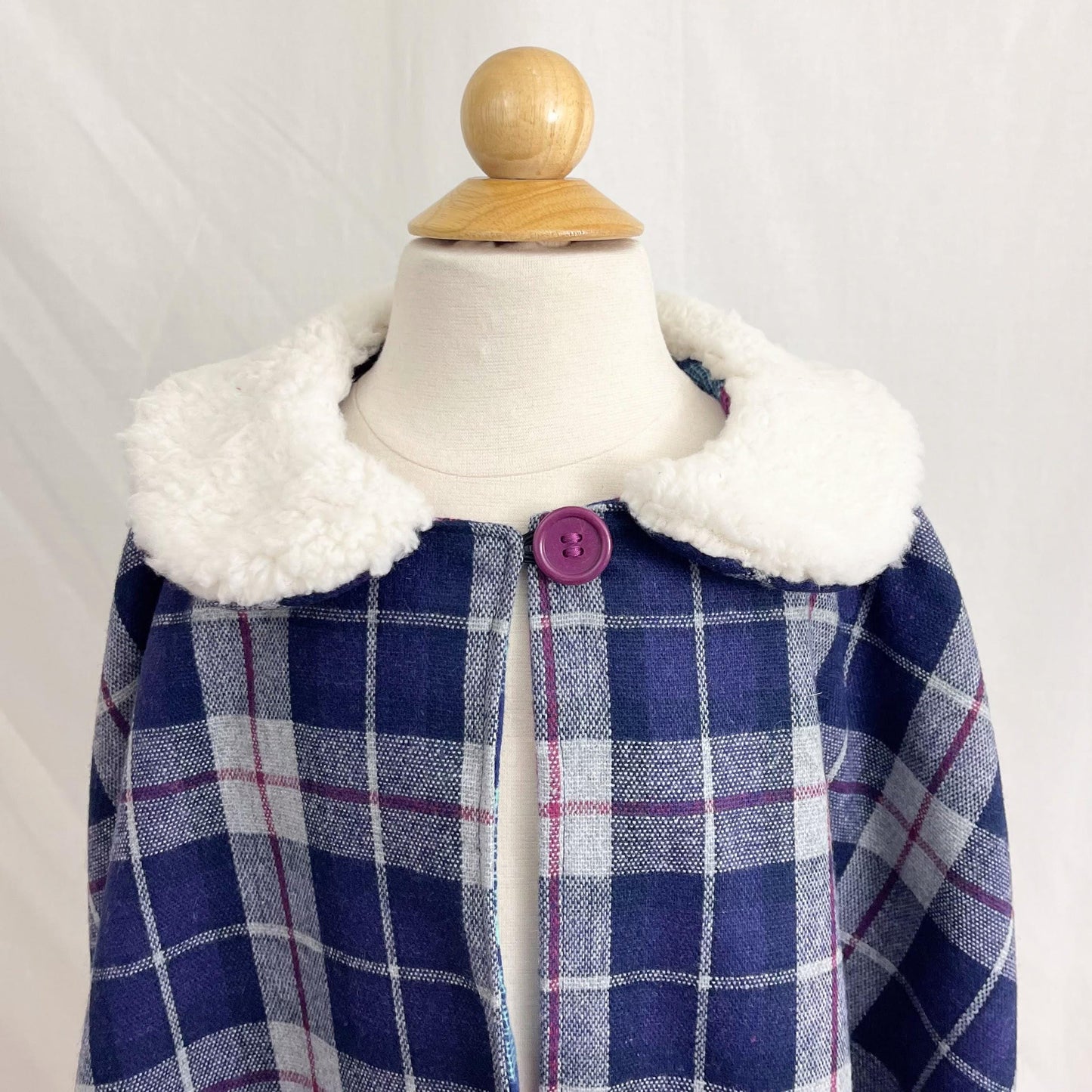 Cape écossaise pour filles, cape doublée en flanelle, col Peter Pan en polaire duveteuse, manteau d'hiver pour enfants, poncho de siège auto taille M (5-8 ans)