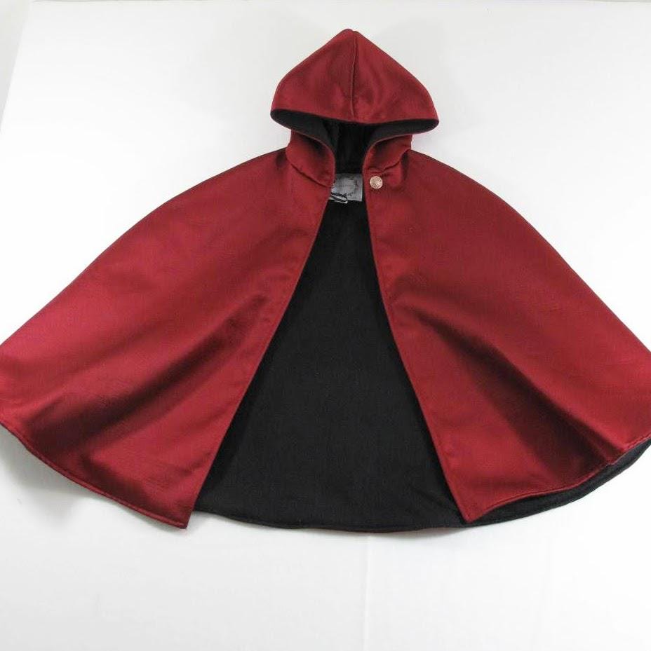 Cape en satin rouge foncé pour filles, Cape victorienne rouge pour filles avec capuche, Poncho de siège auto, Tenue de séance photo, Doublure en molleton