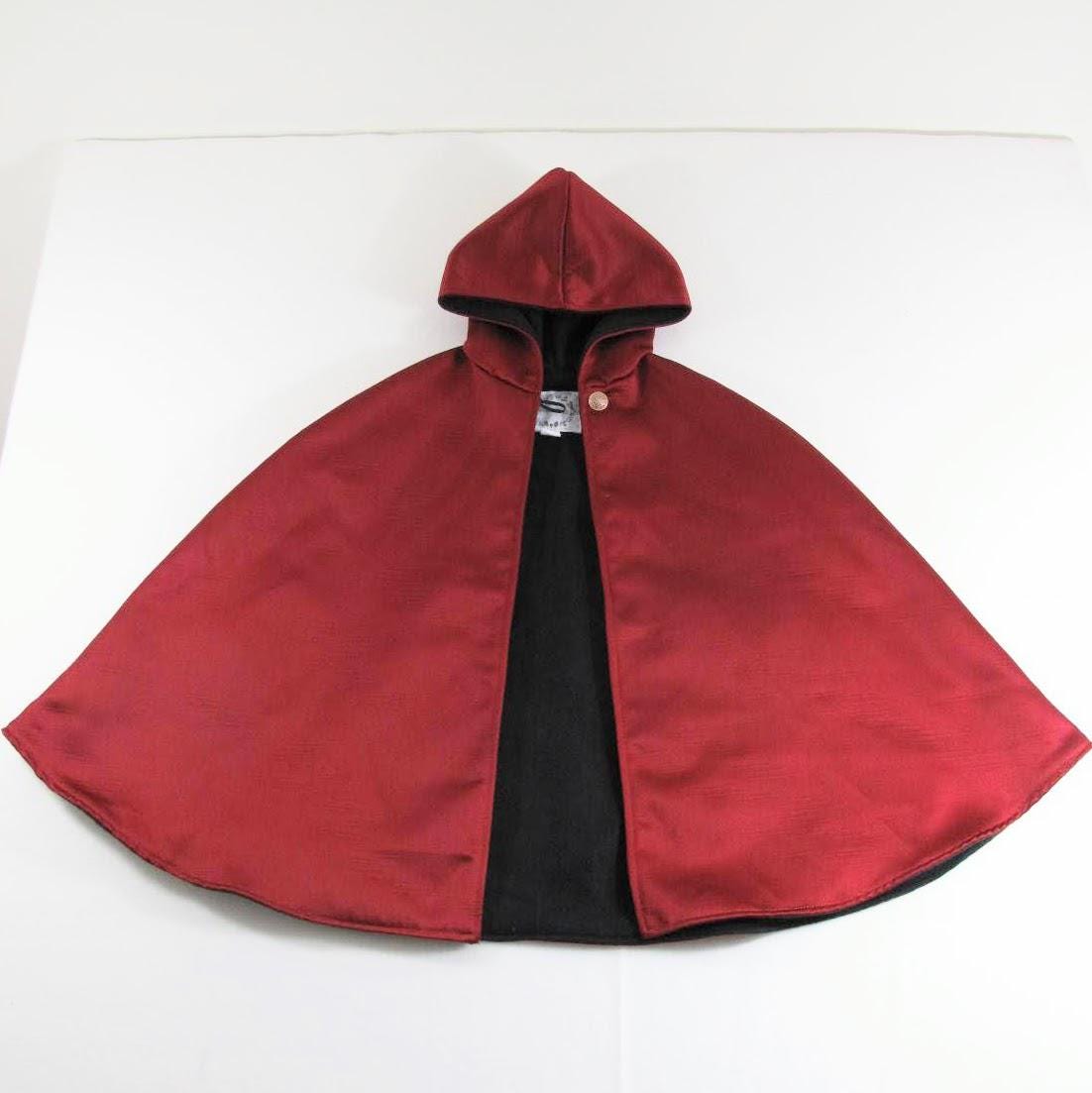 Cape en satin rouge foncé pour filles, Cape victorienne rouge pour filles avec capuche, Poncho de siège auto, Tenue de séance photo, Doublure en molleton