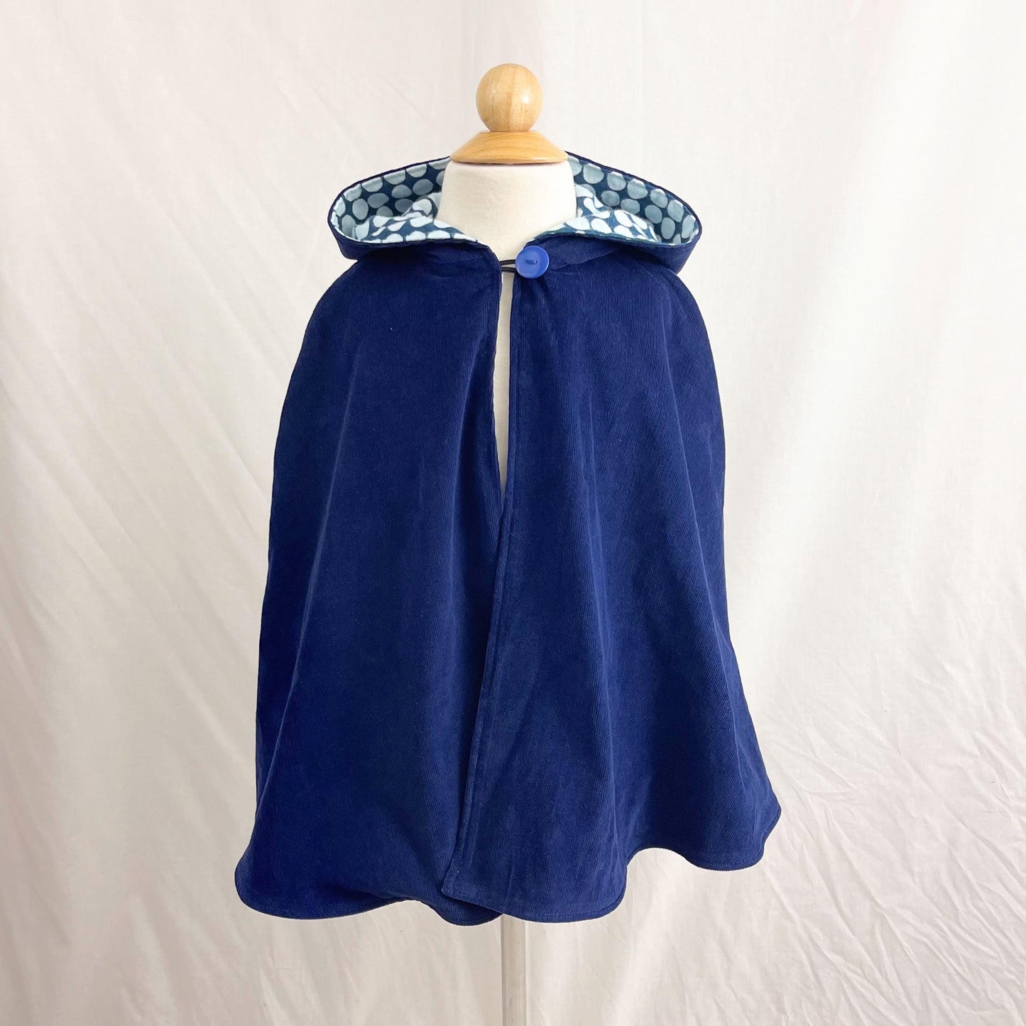 Cape à pois en velours côtelé bleu marine pour bébés garçons et filles, poncho à capuche pour siège auto, vêtement pour bras cassé, taille S 1-4 ans