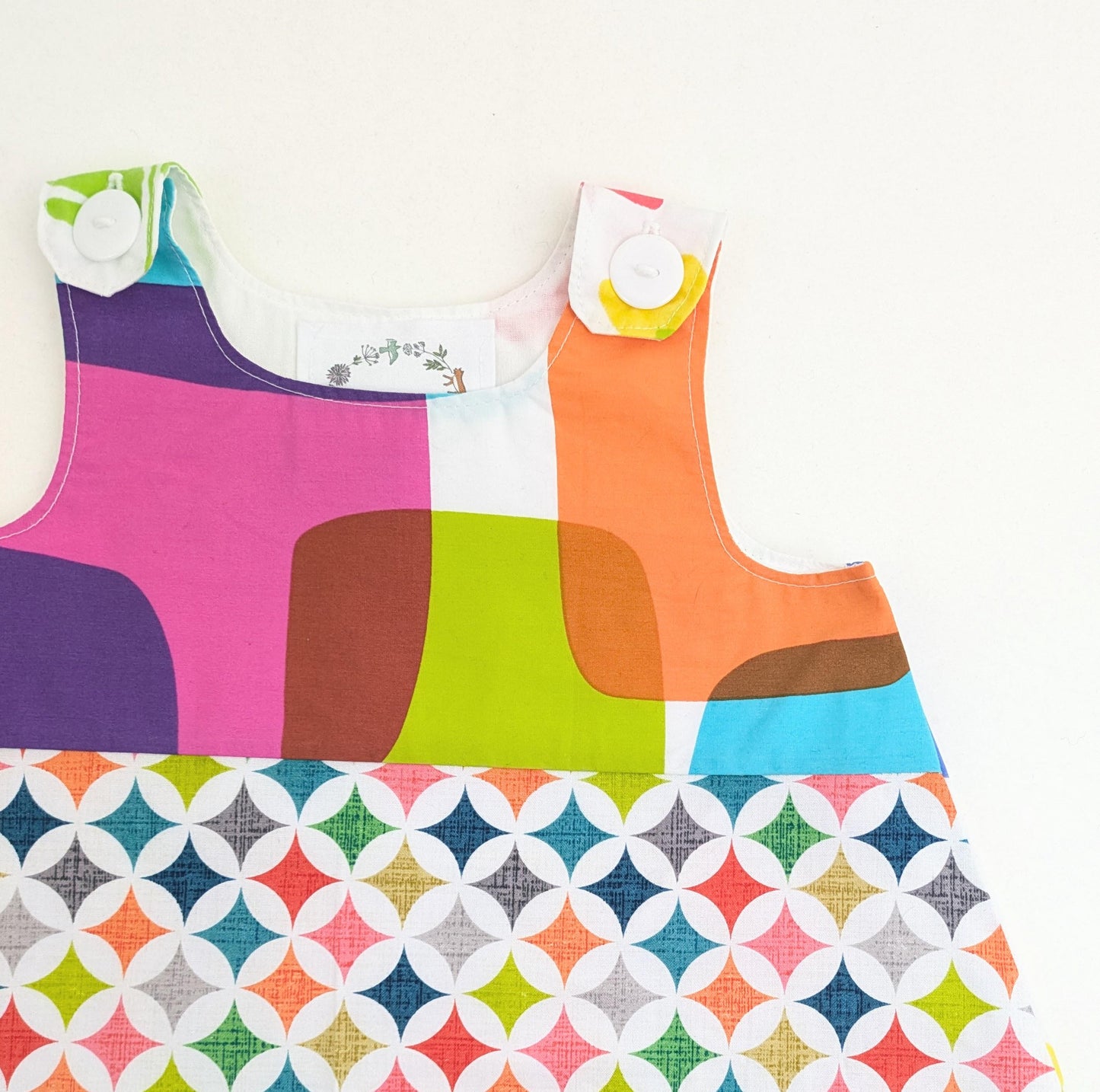 Robe chasuble patchwork arc-en-ciel pour filles de 12 mois, robe d'été géométrique faite à la main, cadeau pour le 1er anniversaire, tenue de goûter, tenue pour tout-petits.