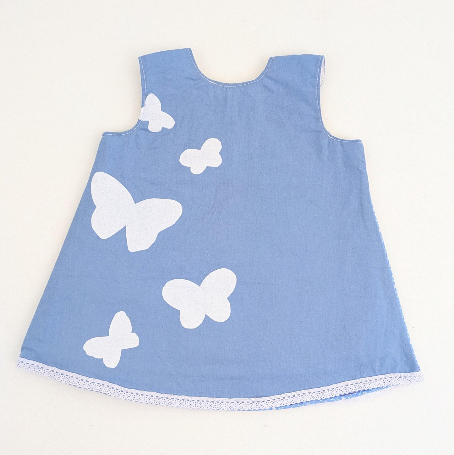 Robe chasuble patchwork bleue pour nouveau-né, cadeau nouvelle petite fille, tenue d'été bleue, cadeau de fête prénatale, vêtements artisanaux de collection