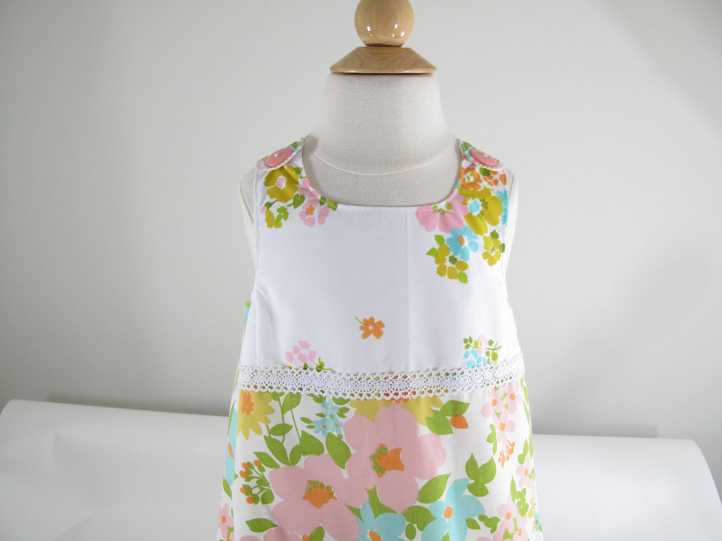 Robe 4T pour petites filles, robe chasuble rétro à rayures florales recyclée à la main de couleur pastel, cadeau pour le 4e anniversaire, tenue pour séance photo, robe d'été pour goûter,