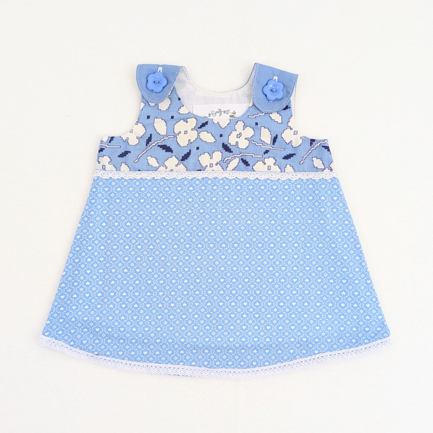 Robe chasuble patchwork bleue pour nouveau-né, cadeau nouvelle petite fille, tenue d'été bleue, cadeau de fête prénatale, vêtements artisanaux de collection