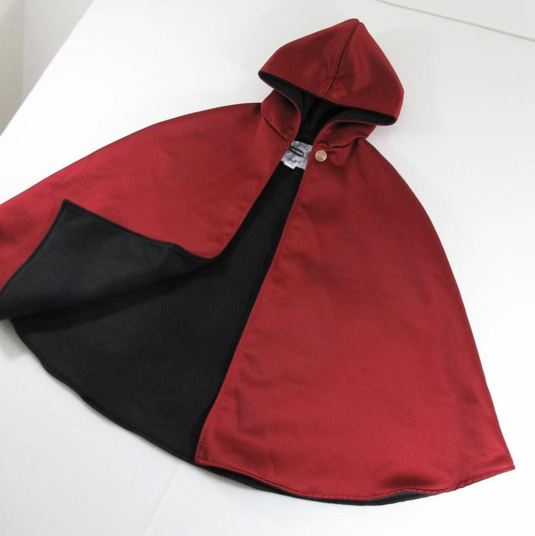 Cape en satin rouge foncé pour filles, Cape victorienne rouge pour filles avec capuche, Poncho de siège auto, Tenue de séance photo, Doublure en molleton