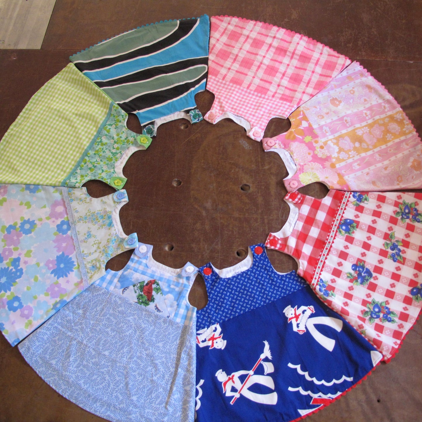 Robe faite main pour bébé fille 18 mois, motif cachemire bleu marine tropical patchwork hibiscus floral, corsage en coton, tenue d'été, robe d'été, cadeau d'anniversaire