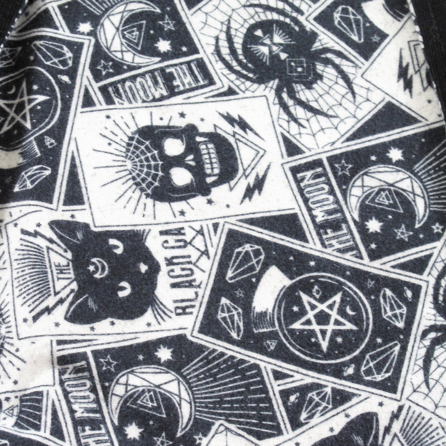 Costume d'Halloween enfant Cape Noire Tarot, Cape en velours côtelé Voyant(e), Cosplay Sorcier(e) Magie Noire Médiévale Tailles 1 - 12 ans