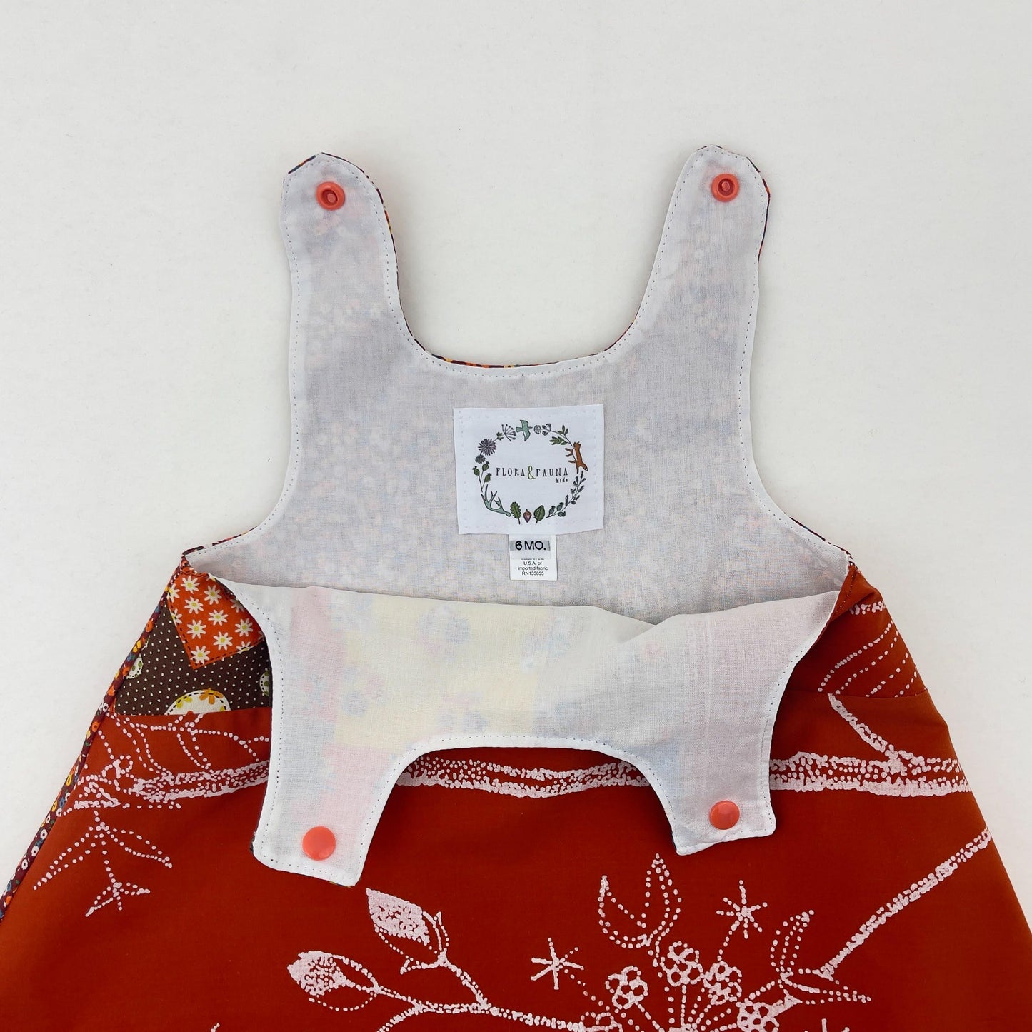 Robe chasuble bohème patchwork 6-12 mois, cadeau de baby shower, tenue premier anniversaire, vêtements bébé fleuris rouille, robe d'été évolutive faite à la main