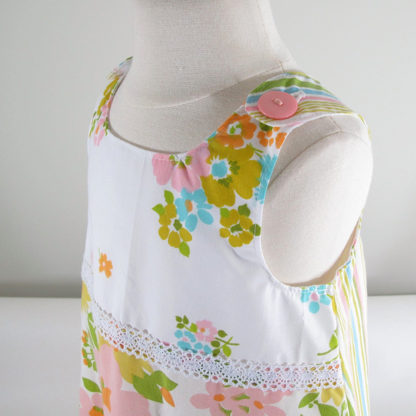 Robe 4T pour petites filles, robe chasuble rétro à rayures florales recyclée à la main de couleur pastel, cadeau pour le 4e anniversaire, tenue pour séance photo, robe d'été pour goûter,