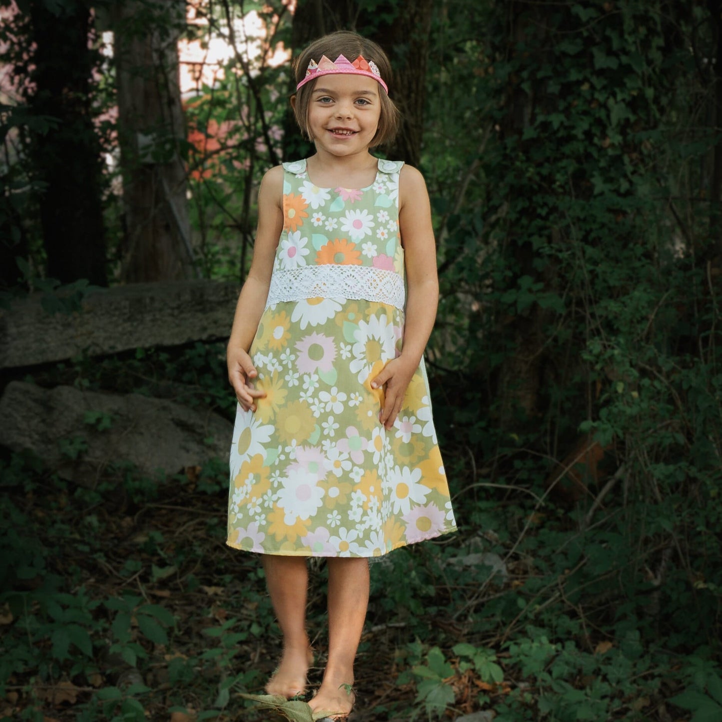 Robe florale pour filles 6T, Salopette tablier patchwork faite main pour fillette recyclée, Cadeau 6ème anniversaire Bohème Hippie Flower Power Rétro Goûter