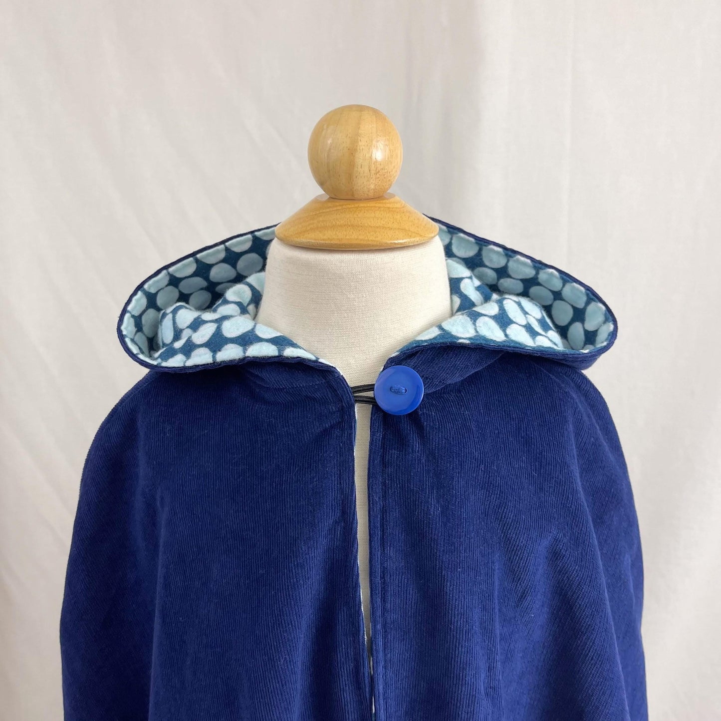 Cape à pois en velours côtelé bleu marine pour bébés garçons et filles, poncho à capuche pour siège auto, vêtement pour bras cassé, taille S 1-4 ans