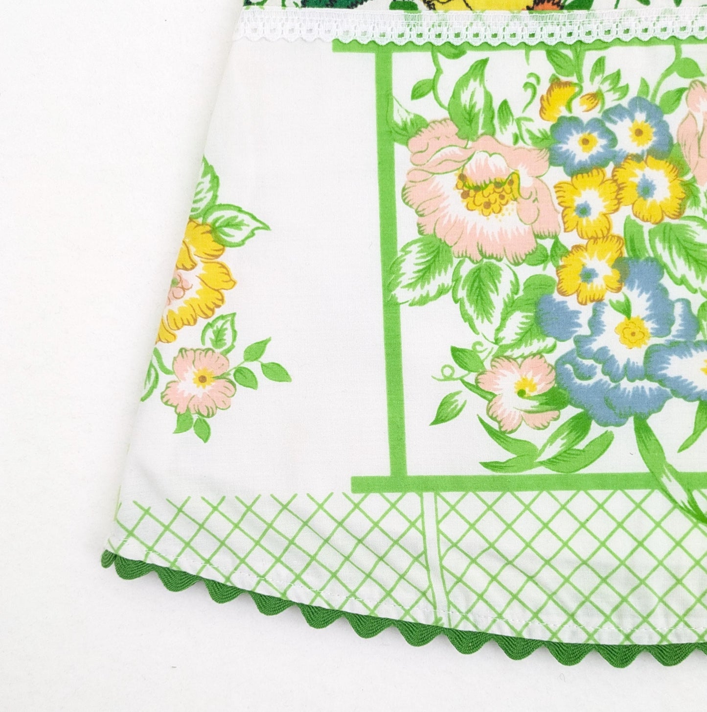 Robe salopette nouveau-né Floral Garden, imprimé treillis vert, cadeau de fête prénatale, tenue d'été rétro, vêtements héritage faits à la main