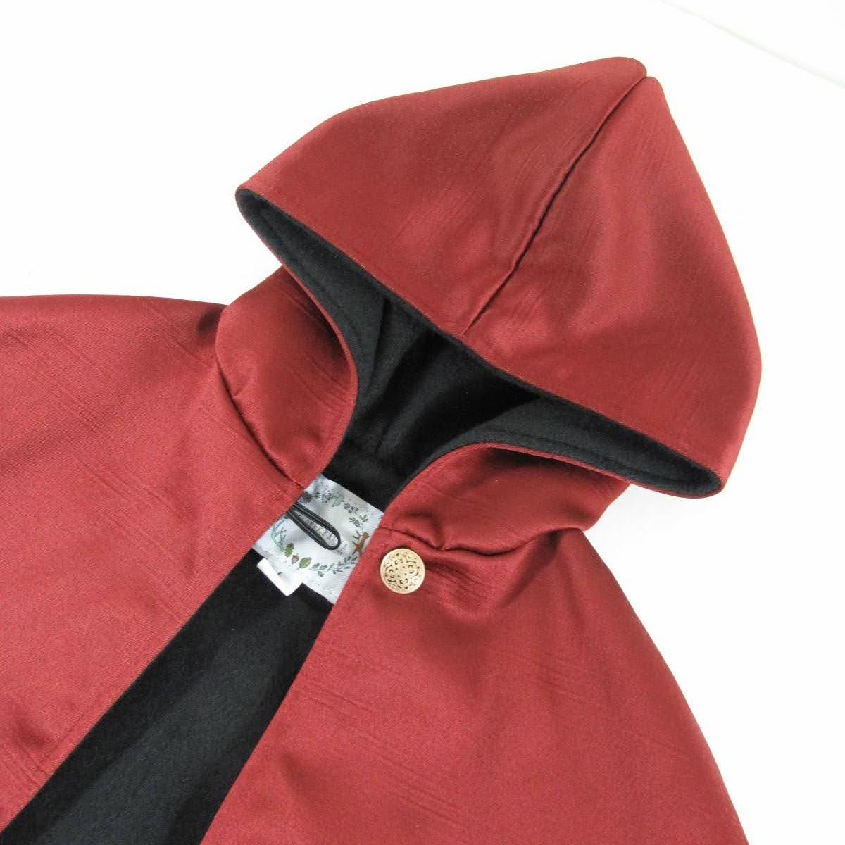 Cape en satin rouge foncé pour filles, Cape victorienne rouge pour filles avec capuche, Poncho de siège auto, Tenue de séance photo, Doublure en molleton