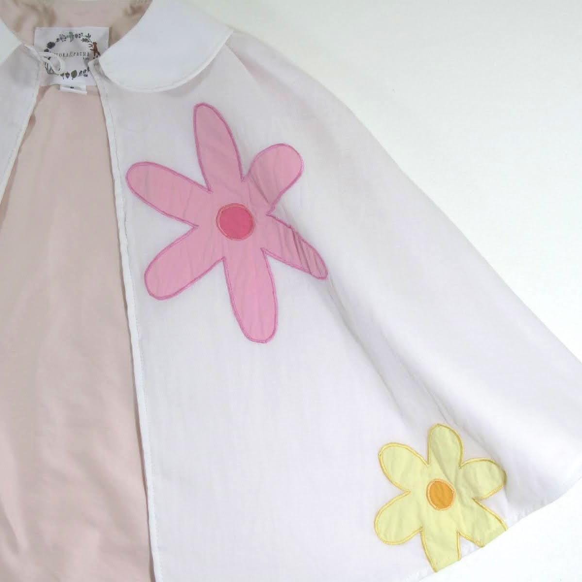Cape papillon florale blanche, cadeau pour tout-petit, cadeaux pour enfants, cape de demoiselle d'honneur, tenue de mariage pour tout-petit, cape de printemps, déguisement