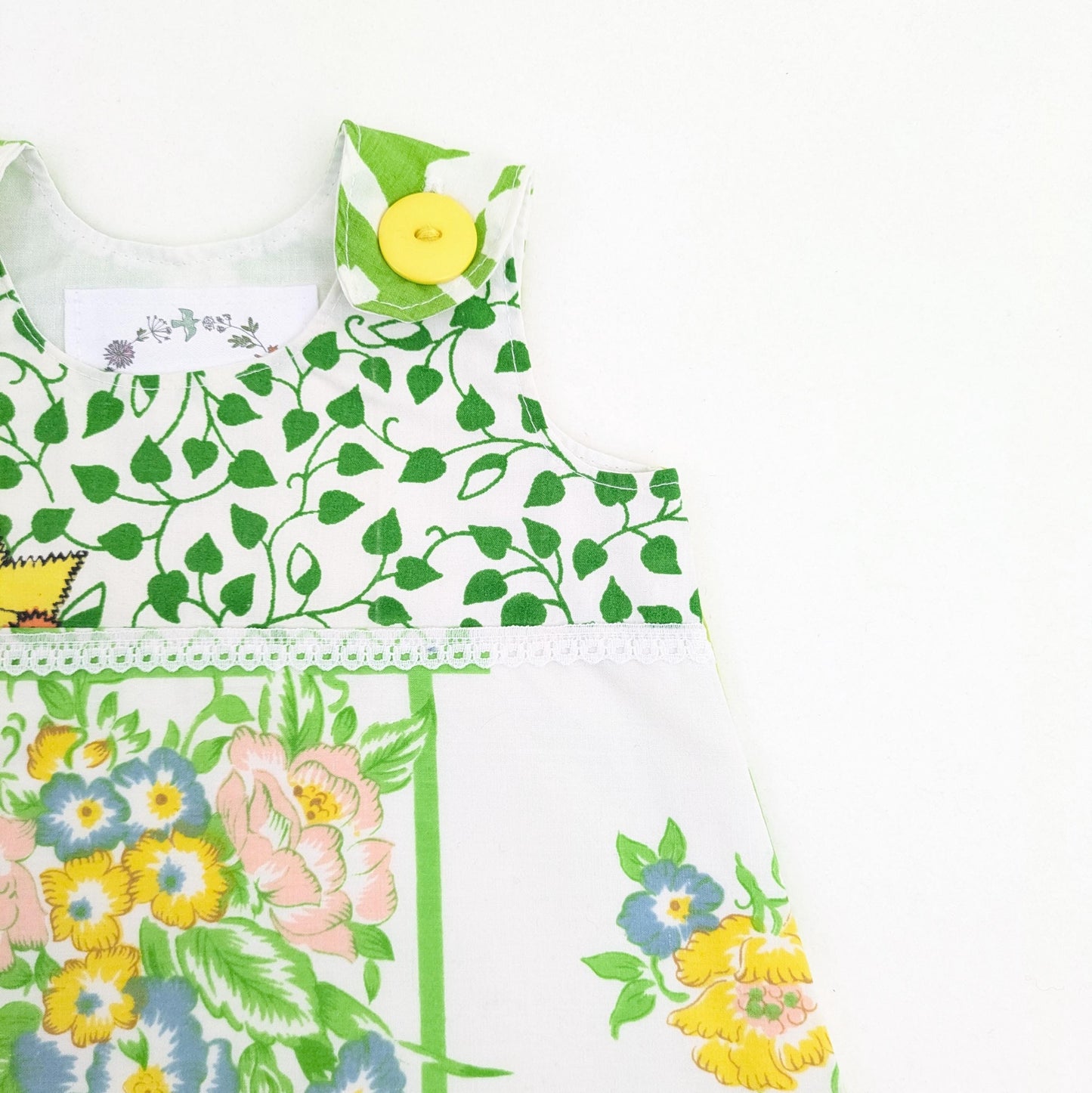 Robe salopette nouveau-né Floral Garden, imprimé treillis vert, cadeau de fête prénatale, tenue d'été rétro, vêtements héritage faits à la main