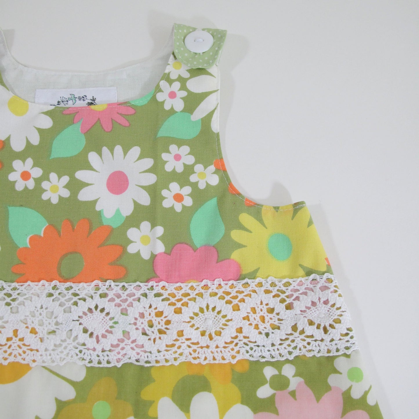 Robe florale pour filles 6T, Salopette tablier patchwork faite main pour fillette recyclée, Cadeau 6ème anniversaire Bohème Hippie Flower Power Rétro Goûter